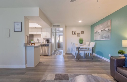 Paradise Valley Village Condo | Free Parking King Bed Walk to Dining & Shops