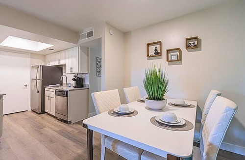 Paradise Valley Village Condo | Free Parking King Bed Walk to Dining & Shops