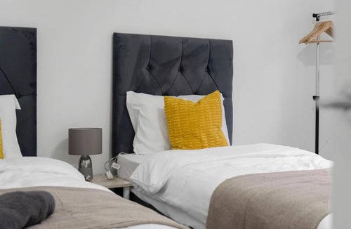 Greenock Apartment | Free Parking - Sleeps 6 - Central - New Interior