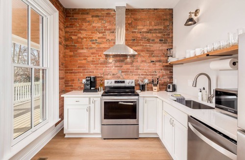 Victorian Village Apartment | Free Parking | Walk to High Street