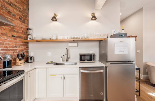 Victorian Village Apartment | Free Parking | Walk to High Street