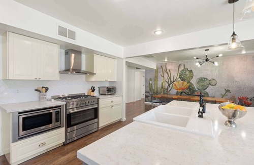 Village Grove House | FREE Pool Heat| 2 Masters | Hottub| New Theater