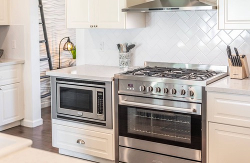 Village Grove House | FREE Pool Heat| 2 Masters | Hottub| New Theater