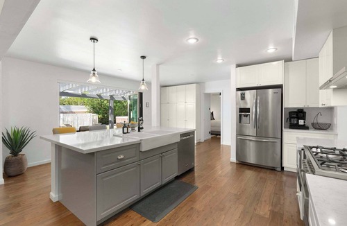 Village Grove House | FREE Pool Heat| 2 Masters | Hottub| New Theater