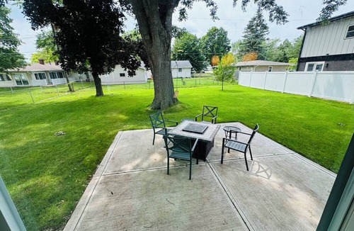 Green Bay House | Fresh and Clean Remodeled 3 bedroom home, steps from Lambeau Field!