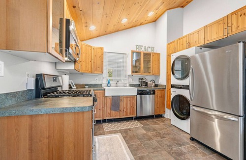 Oak Bluffs House | Fresh Pond Chateau Renovated Bright and Cozy Home