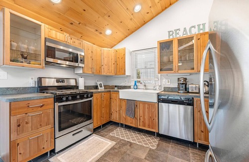 Oak Bluffs House | Fresh Pond Chateau Renovated Bright and Cozy Home