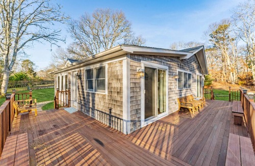Oak Bluffs House | Fresh Pond Chateau Renovated Bright and Cozy Home