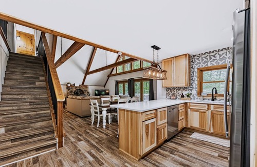 Rockbridge Cabin | Freshly Remodeled Cabin Escape—Hot Tub, Treehouse, Game Room, WiFi, 2 Decks
