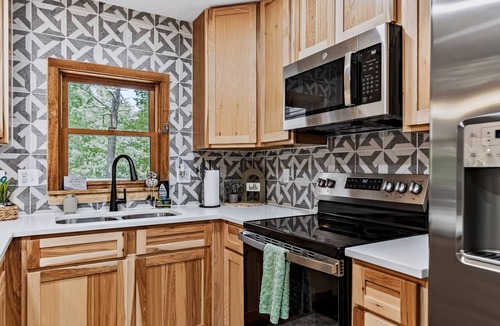 Rockbridge Cabin | Freshly Remodeled Cabin Escape—Hot Tub, Treehouse, Game Room, WiFi, 2 Decks