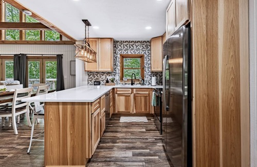 Rockbridge Cabin | Freshly Remodeled Cabin Escape—Hot Tub, Treehouse, Game Room, WiFi, 2 Decks