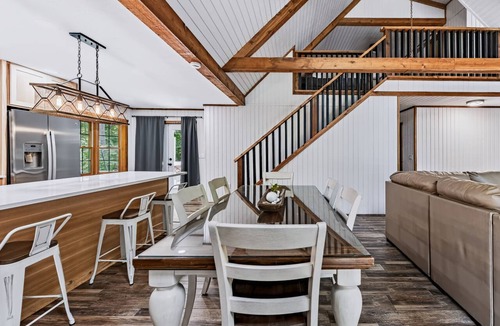 Rockbridge Cabin | Freshly Remodeled Cabin Escape—Hot Tub, Treehouse, Game Room, WiFi, 2 Decks