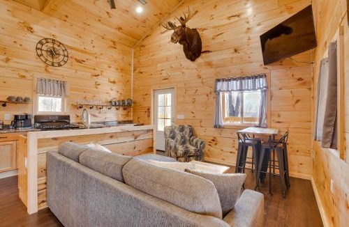 East Fultonham House | 'Friends & Family' Rental Cabin w/Hot Tub!