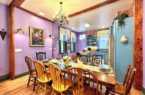 Manchester House | "Friends" House/Mins to Stadiums/Free Parking/Hot Tub/Pets Welcomed