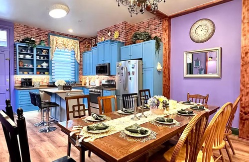 Manchester House | "Friends" House/Mins to Stadiums/Free Parking/Hot Tub/Pets Welcomed