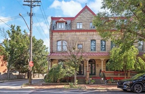 Manchester House | "Friends" House/Mins to Stadiums/Free Parking/Hot Tub/Pets Welcomed