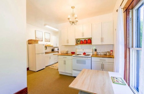 Friendship Apartment | Friendship Village, ME - Cozy, Sunny 2nd flr apt in town - 3 hrs from Boston