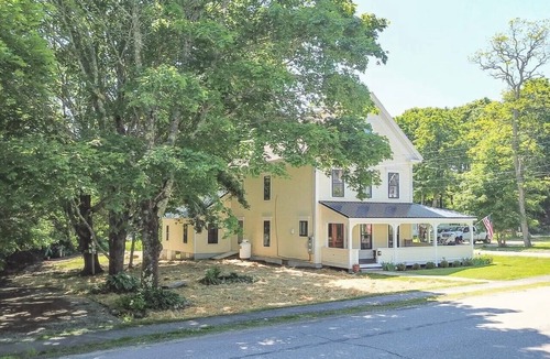 Friendship Apartment | Friendship Village, ME - Cozy, Sunny 2nd flr apt in town - 3 hrs from Boston