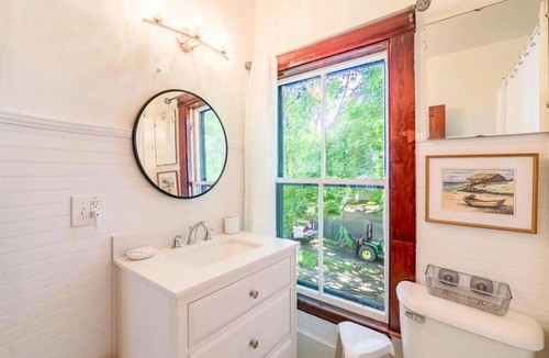 Friendship Apartment | Friendship Village, ME - Cozy, Sunny 2nd flr apt in town - 3 hrs from Boston