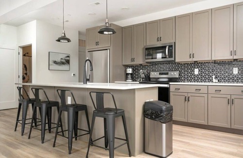 Traverse City Condo | Front Street Condo I Balcony + Walk DT