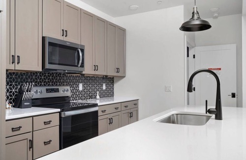 Traverse City Condo | Front Street Condo I Balcony + Walk DT