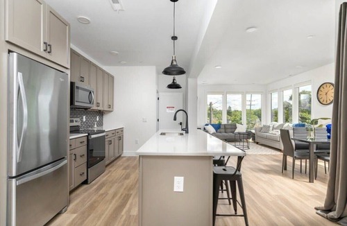 Traverse City Condo | Front Street Condo I Balcony + Walk DT