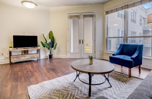 Cole-Noble District Apartment | Frontdesk | 1 BR Apt by Mile Square