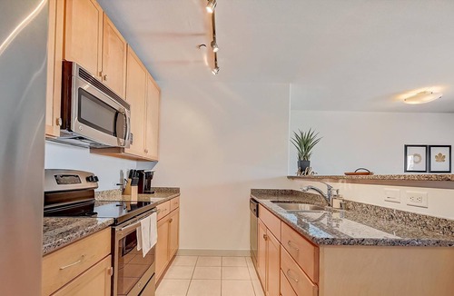 Historic Third Ward Apartment | Frontdesk | 1 BR near Milwaukee Bay