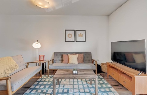 Historic Third Ward Apartment | Frontdesk | 1 BR near Milwaukee Bay