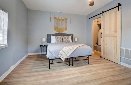 Schnitzelburg House | Frontdesk | 2 BR House near Cardinal Stadium