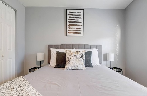Schnitzelburg House | Frontdesk | 2 BR House near Cardinal Stadium