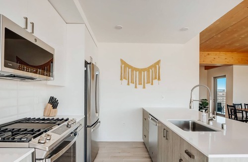 East Town Apartment | Frontdesk | Beautiful 3 BR luxury Apt by Westown