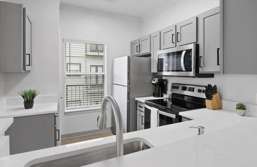 North Shore Apartment | Frontdesk | Spacious 2 BR in the North Side