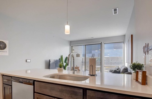 Cole-Noble District Apartment | Frontdesk | Studio Apt near the Eiteljorg Museum