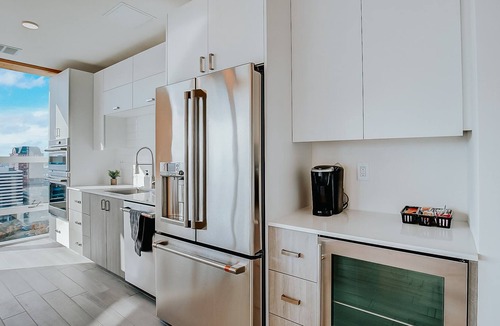East Town Apartment | Frontdesk | Stunning 3BR w / Lake & City Views