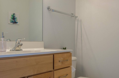 Historic Third Ward Apartment | Frontdesk | Walk to Everything from 2 BR Apt