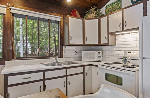 Standish Cottage | Frye Island Waterfront Retreat with Spectacular Frye’s Leap Views