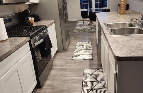 Oswego House | Fully furnished 3-bedroom townhome with WiFi, AC in charming Yorkville