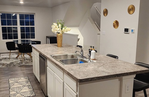 Oswego House | Fully furnished 3-bedroom townhome with WiFi, AC in charming Yorkville