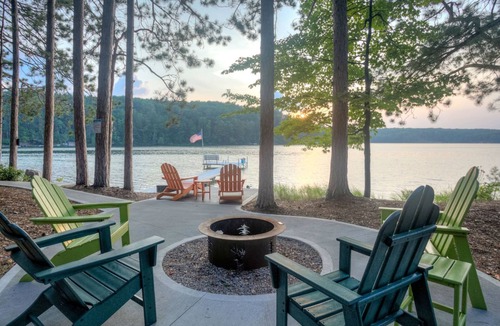 Mayfield House | Fully Renovated Lakefront Cabin and Bunkhouse w/Dock, Game Room