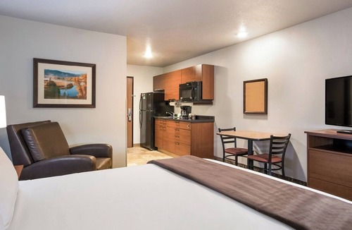 Grand Forks Hotel | Fun & Comfort Combined – 2 Queen Beds + Recliner Steps from Dining & Attractions