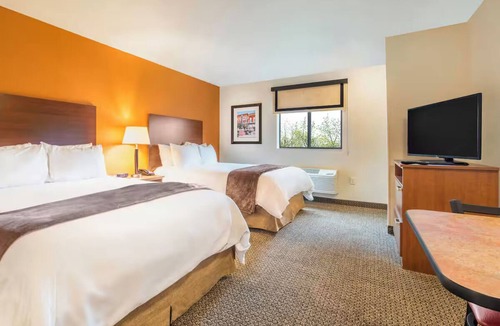 Grand Forks Hotel | Fun & Comfort Combined – 2 Queen Beds + Recliner Steps from Dining & Attractions