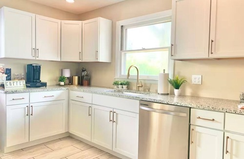 Ottawa House | Fun Escape 2-Ottawa -Starved Rock- Skydive-4 BR