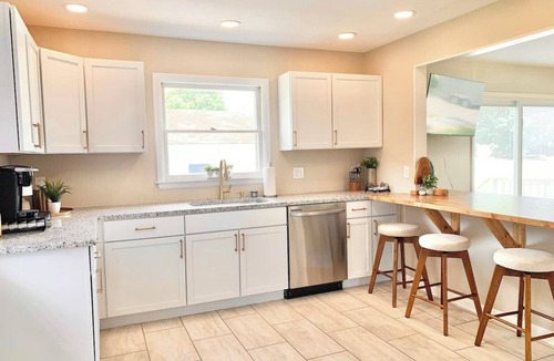 Ottawa House | Fun Escape 2-Ottawa -Starved Rock- Skydive-4 BR