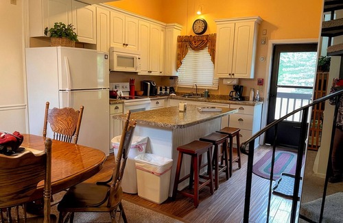 Wisconsin Dells Condo | Fun Stays @ The Dells Club, 3BR/2Ba Condo with Riverview!