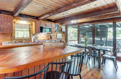 Fairland Cottage | Furnished Deck + Lake Access: Fairland Log Cabin