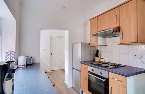 Newbottle House | Furnished house Free parking 6 Guest