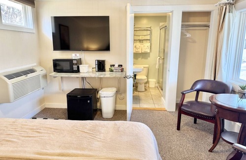 Hulls Cove Hotel | Gallagher`s Travels Room Ten (Queen)