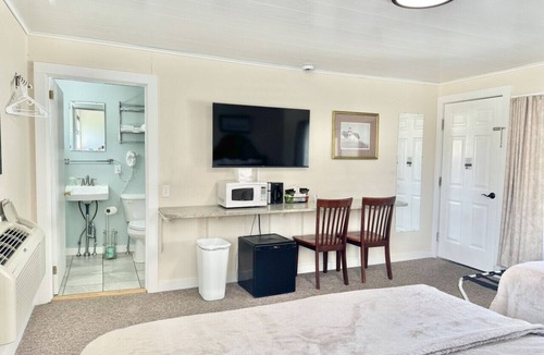 Hulls Cove Hotel | Gallagher`s Travels Room Fourteen (Double Queen)