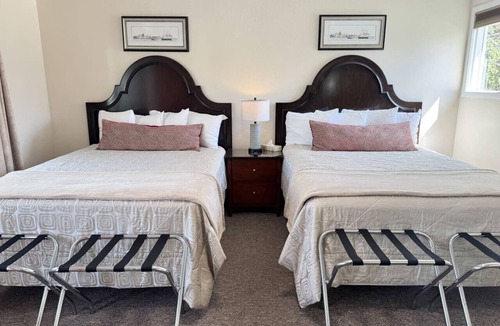 Hulls Cove Bed & Breakfast | Gallagher`s Travels Room 14 (Two Queen Beds)